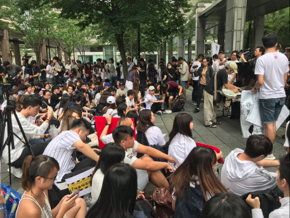 学生群体罢课支持香港反送中